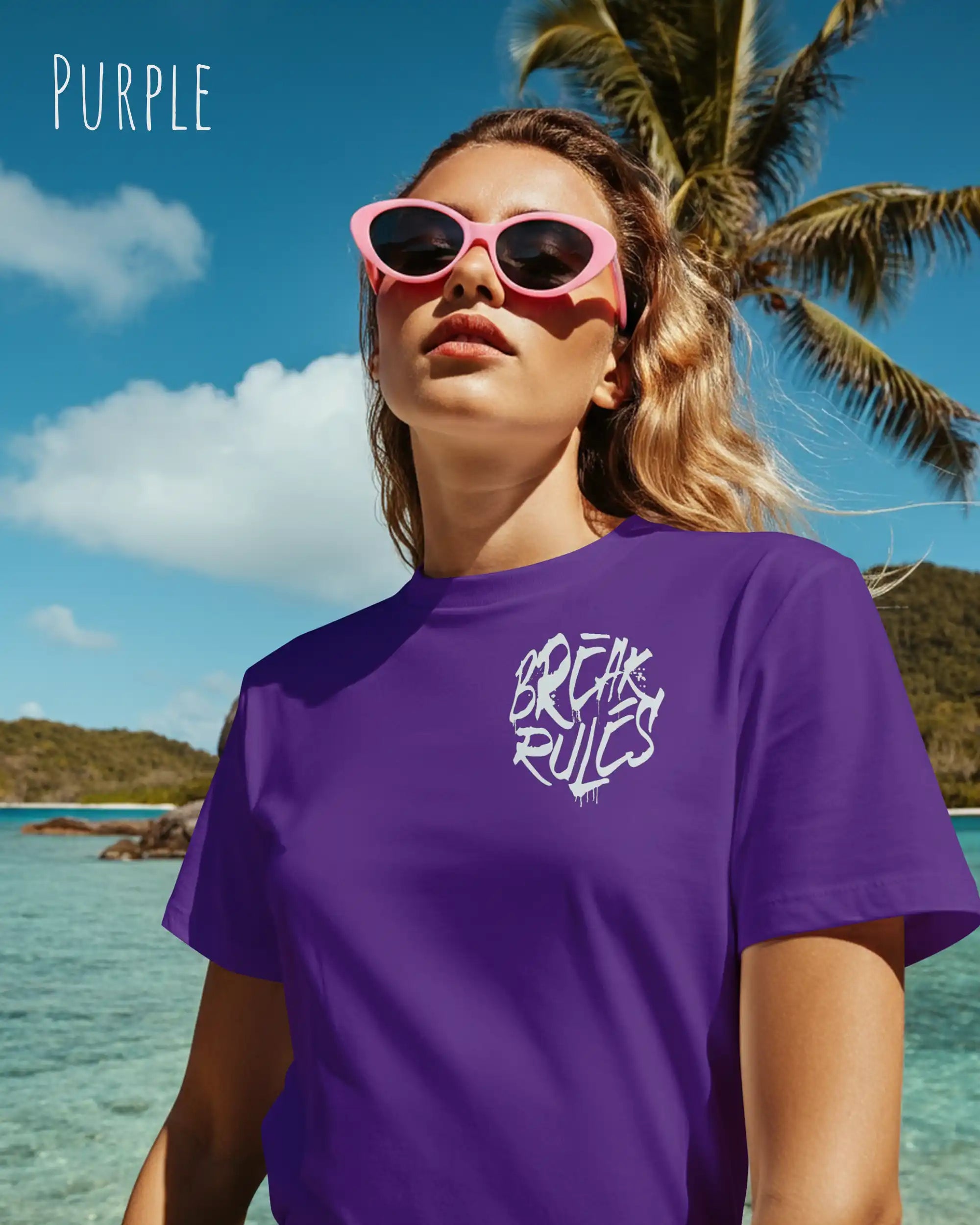 Frau trägt das leichte Sommer T-Shirt aus Baumwolle AWDis 150 T in der Farbe PURPLE mit dem Design BREAK RULES oben links auf der Brust.