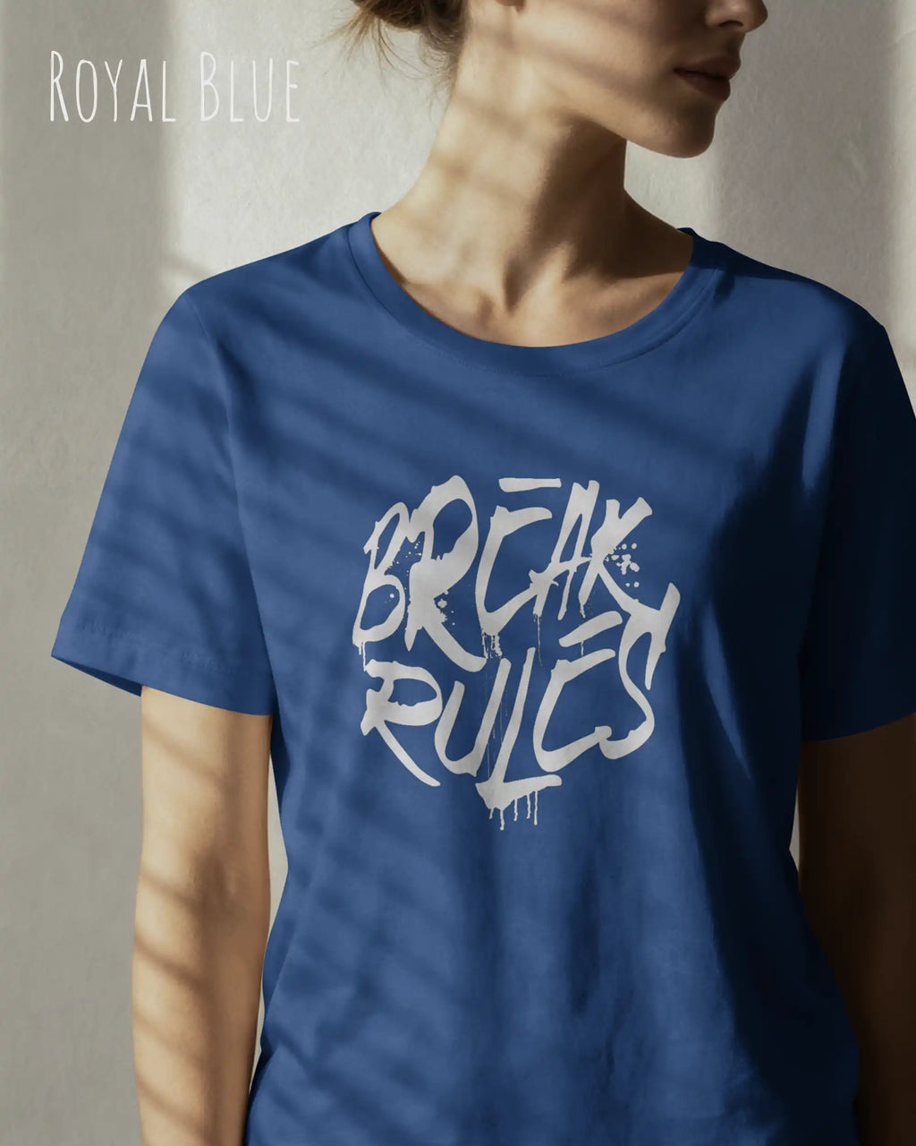 Frau trägt das leichte Sommer T-Shirt aus Baumwolle AWDis 150 T in der Farbe ROYAL BLUE mit dem Design BREAK RULES auf der Brust.