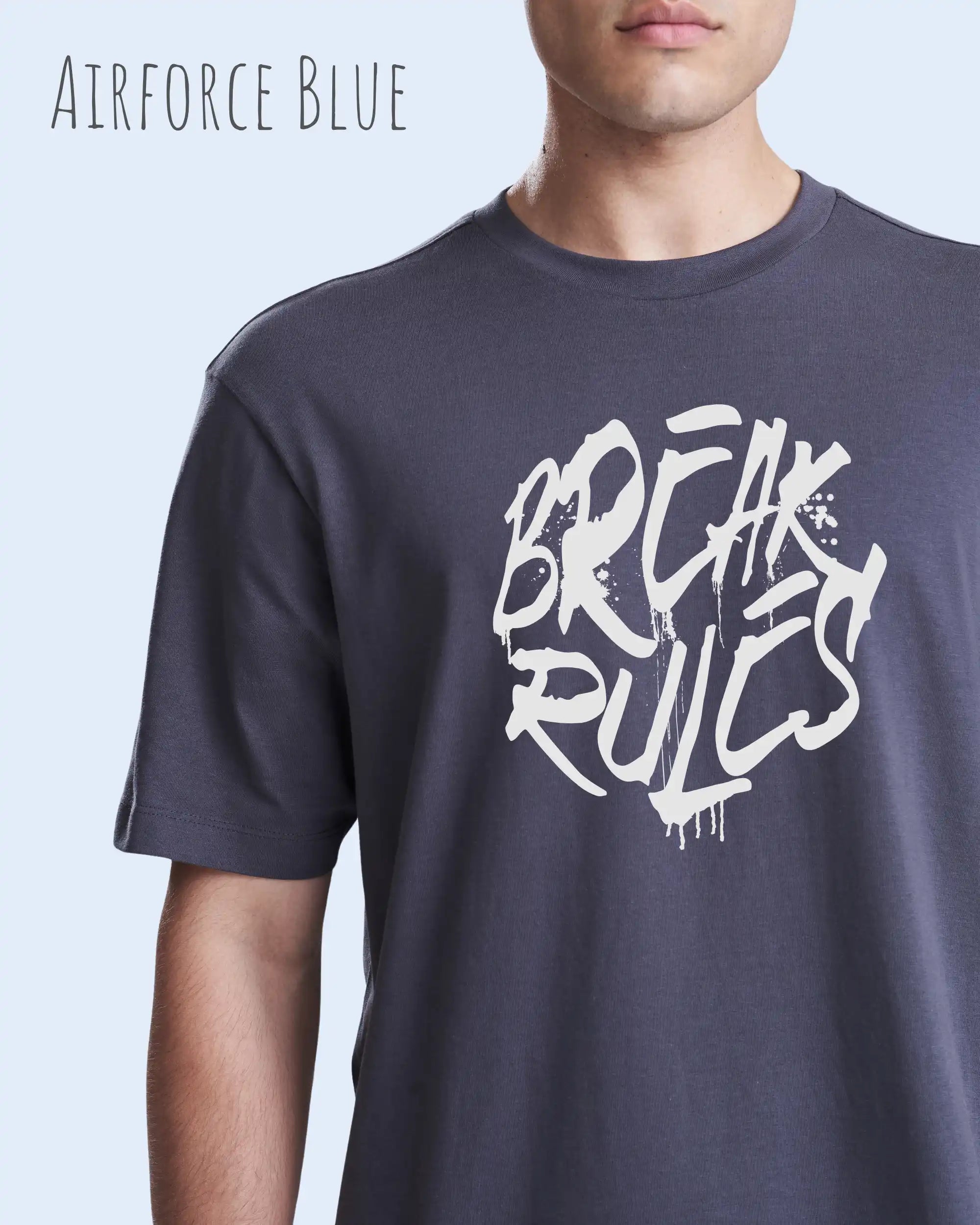 Mann trägt das leichte Sommer T-Shirt aus Baumwolle AWDis 150 T in der Farbe AIRFORCE BLUE mit dem Design BREAK RULES auf der Brust.