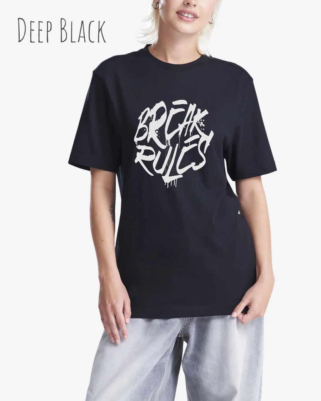 Frau trägt das leichte Sommer T-Shirt aus Baumwolle AWDis 150 T in der Farbe  deep black mit dem Design BREAK RULES auf der Brust.