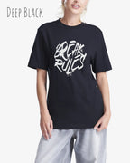 Frau trägt das leichte Sommer T-Shirt aus Baumwolle AWDis 150 T in der Farbe  deep black mit dem Design BREAK RULES auf der Brust.