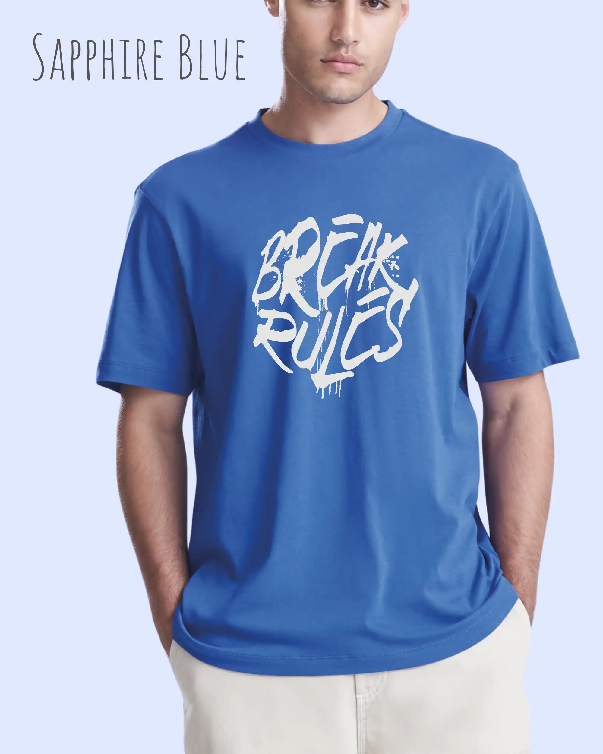 Mann trägt das leichte Sommer T-Shirt aus Baumwolle AWDis 150 T in der Farbe SAPPHIRE BLUE mit dem Design BREAK RULES auf der Brust.
