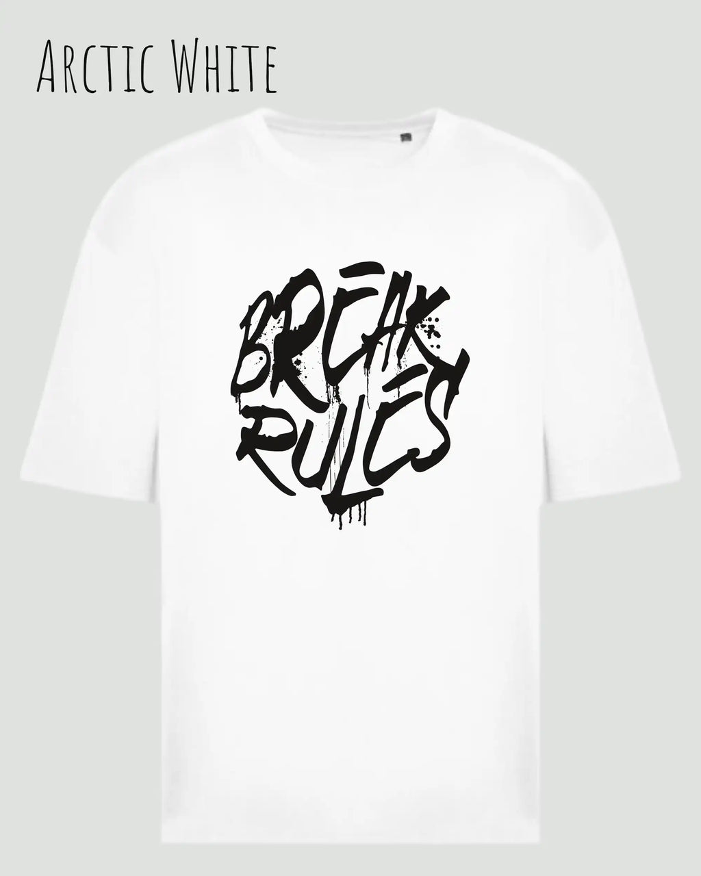 das bild zeigt ein oversized heavyweight design-t-shirt in der farbe arctic white mit dem motiv break rules.