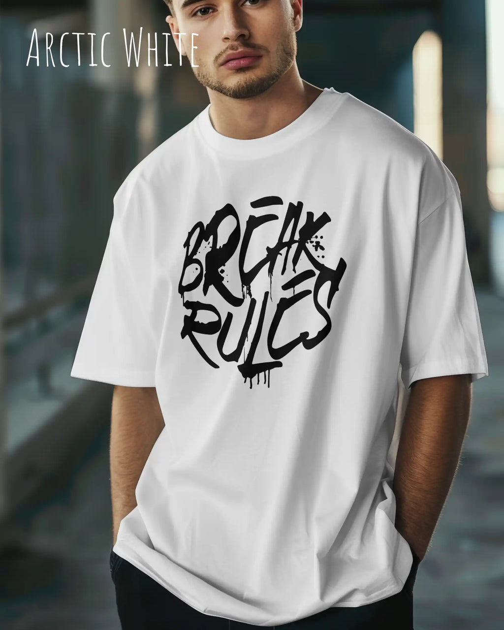 mann trägt ein oversized heavyweight design-t-shirt in der farbe arctic white mit dem motiv break rules.