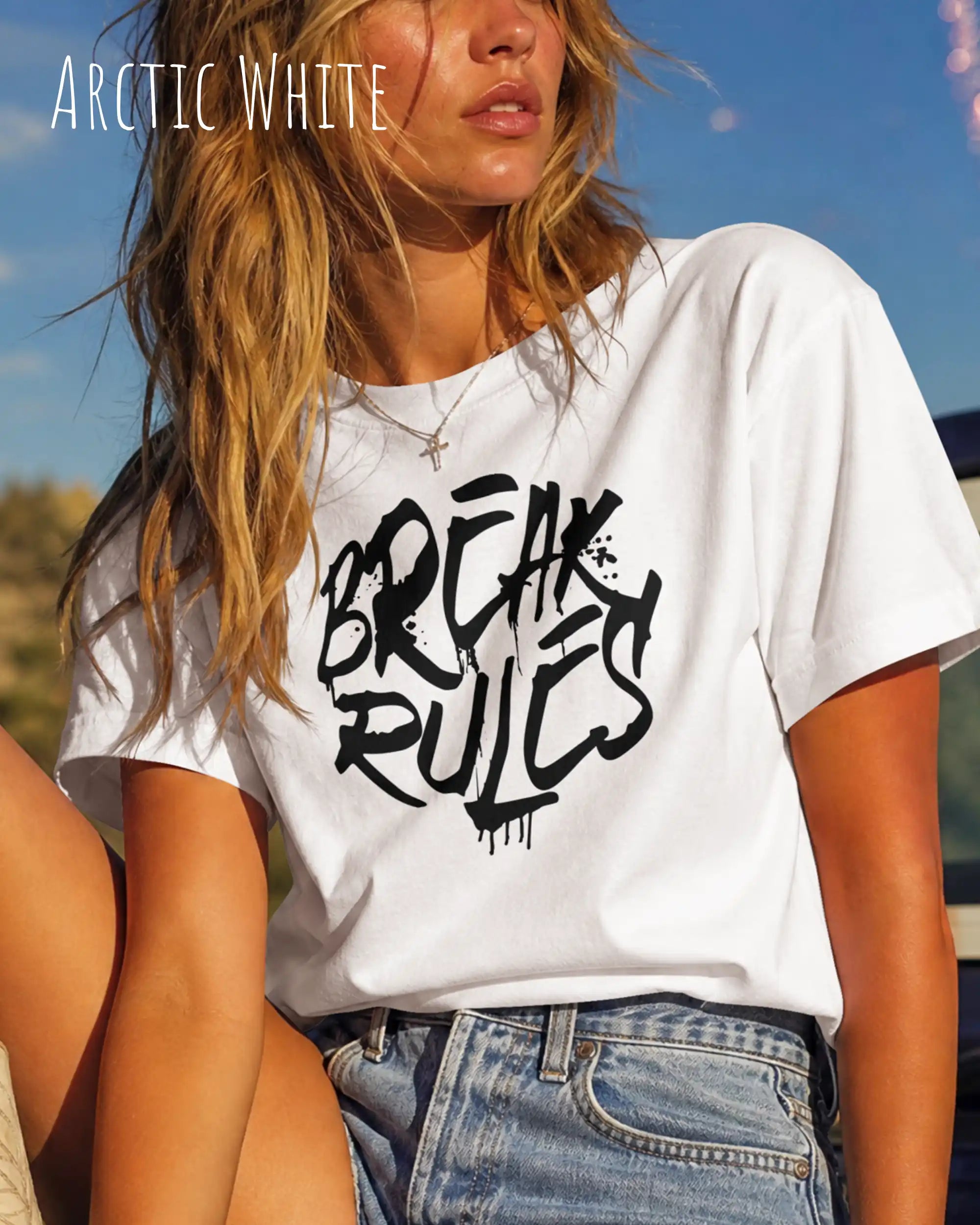 frau trägt ein oversized heavyweight design-t-shirt in der farbe arctic white mit dem motiv break rules vorne mittig.
