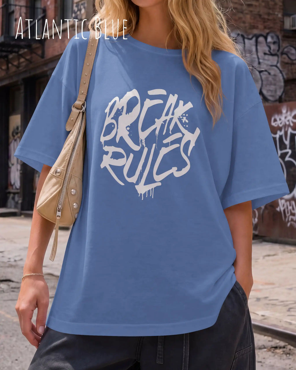 frau trägt ein oversized heavyweight design-t-shirt in der farbe atlantic blue mit dem motiv break rules.