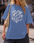 frau trägt ein oversized heavyweight design-t-shirt in der farbe atlantic blue mit dem motiv break rules.