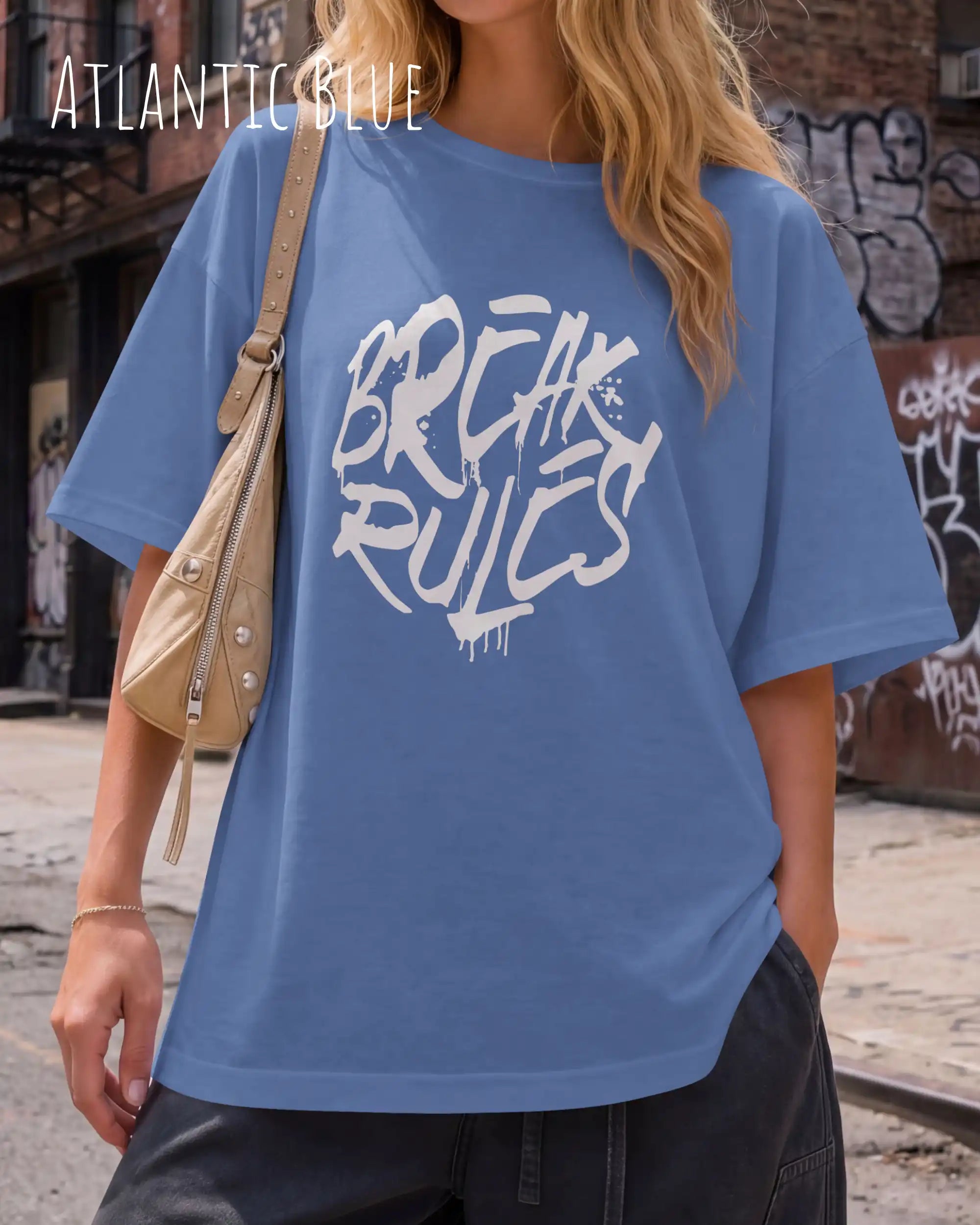 frau trägt ein oversized heavyweight design-t-shirt in der farbe atlantic blue mit dem motiv break rules.