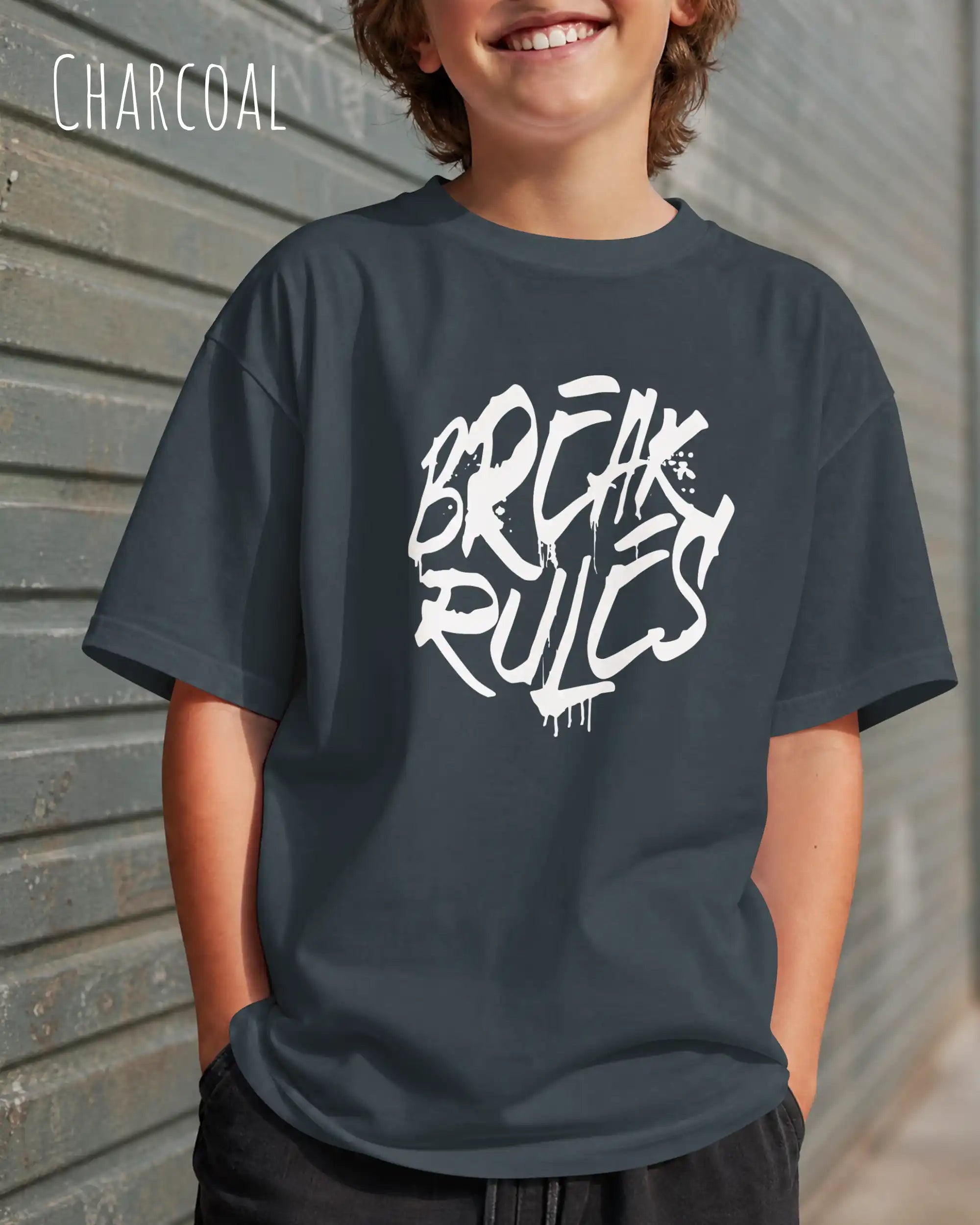 mann trägt ein oversized heavyweight design-t-shirt in der farbe charcoal mit dem motiv break rules.