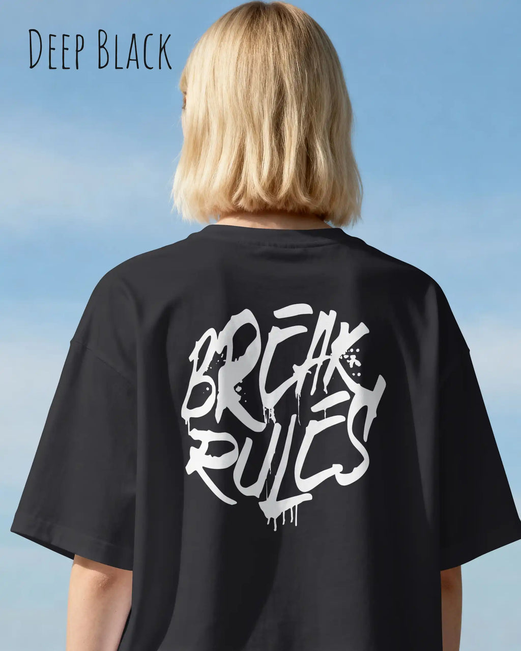 frau trägt ein oversized heavyweight design-t-shirt in der farbe deep black mit dem backprint break rules.