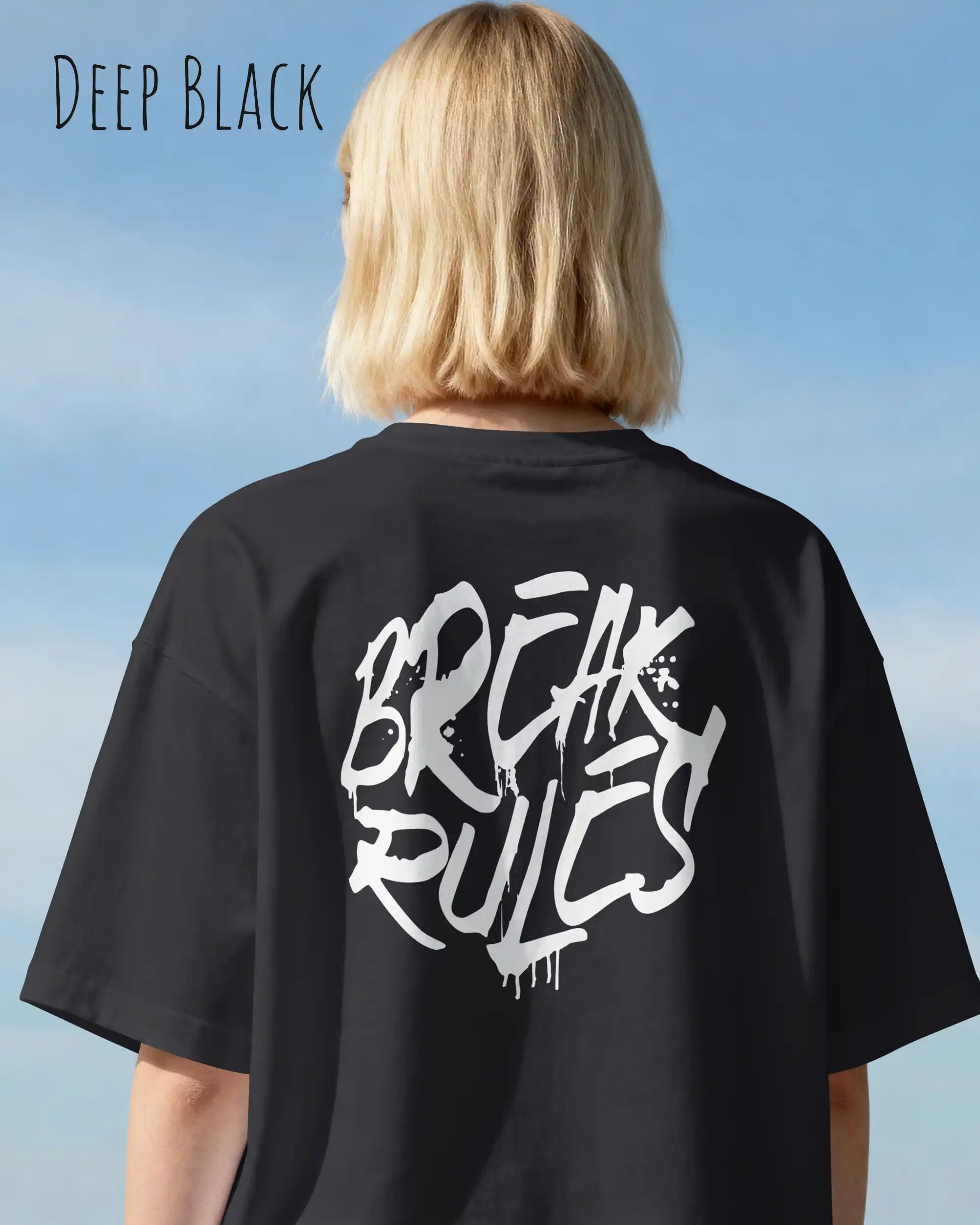 frau trägt ein oversized heavyweight design-t-shirt in der farbe deep black mit dem backprint break rules.