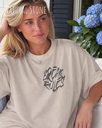 frau trägt ein oversized heavyweight design-t-shirt in der farbe natural stone mit dem motiv break rules oben links
