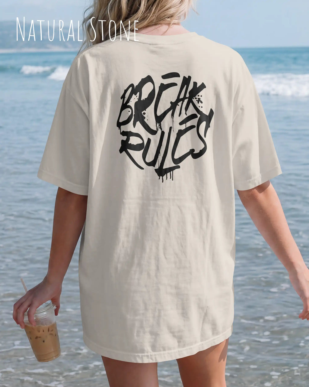 frau trägt ein oversized heavyweight design-t-shirt in der farbe  natural stone mit dem backprint motiv break rules.