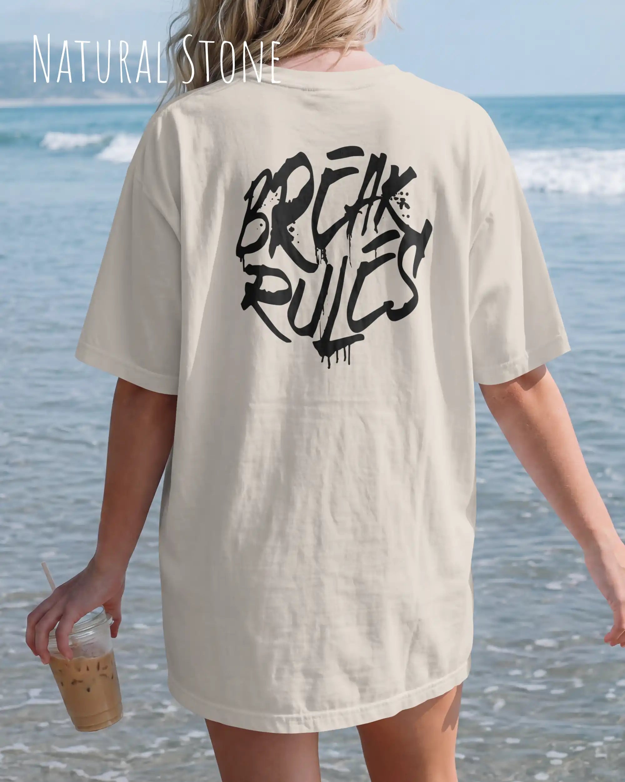 frau trägt ein oversized heavyweight design-t-shirt in der farbe  natural stone mit dem backprint motiv break rules.