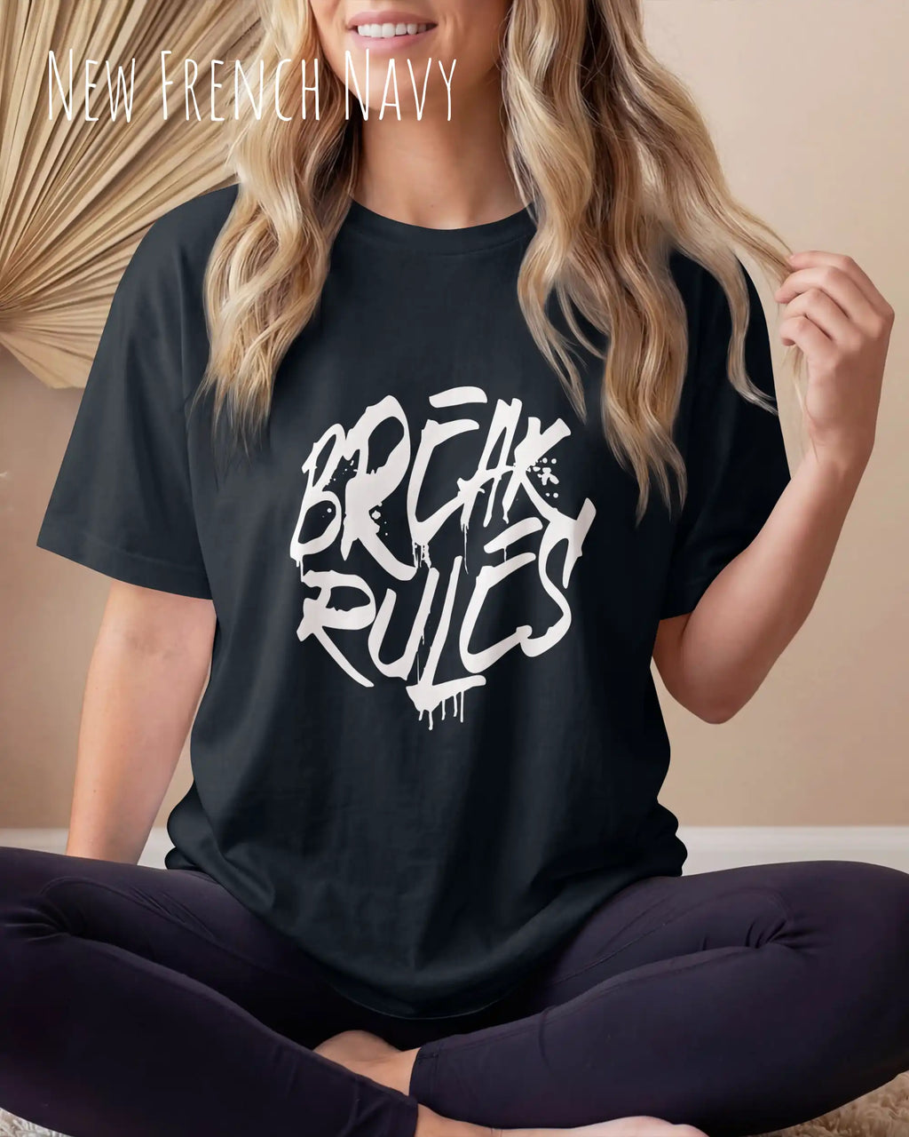 frau trägt ein oversized heavyweight design-t-shirt in der farbe new french navy mit dem motiv break rules.