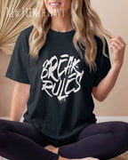 frau trägt ein oversized heavyweight design-t-shirt in der farbe new french navy mit dem motiv break rules.