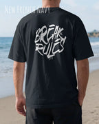 mann trägt ein oversized heavyweight design-t-shirt in der farbe new french navy mit dem motiv break rules auf dem rücken