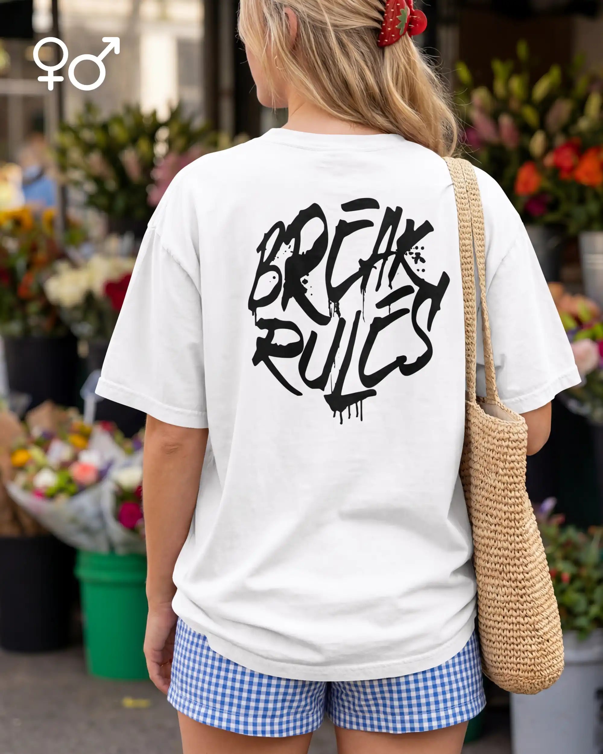 frau trägt ein oversized unisex design-t-shirt in der farbe arctic white mit dem backprint break rules.