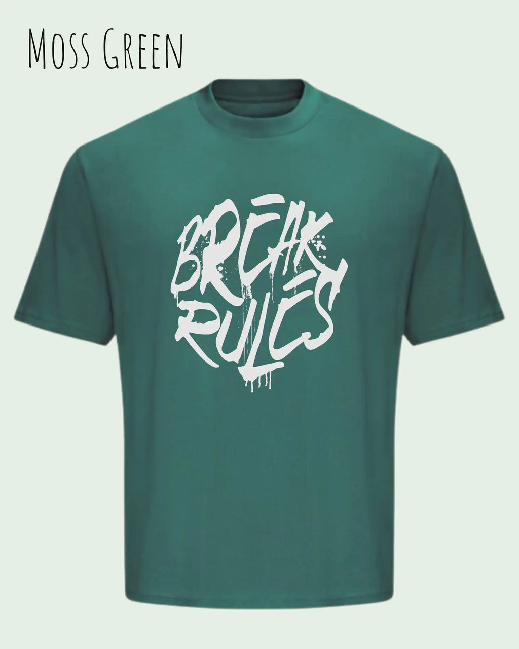 das bild zeigt ein oversized heavyweight design-t-shirt in der farbe moss green mit dem motiv break rules.