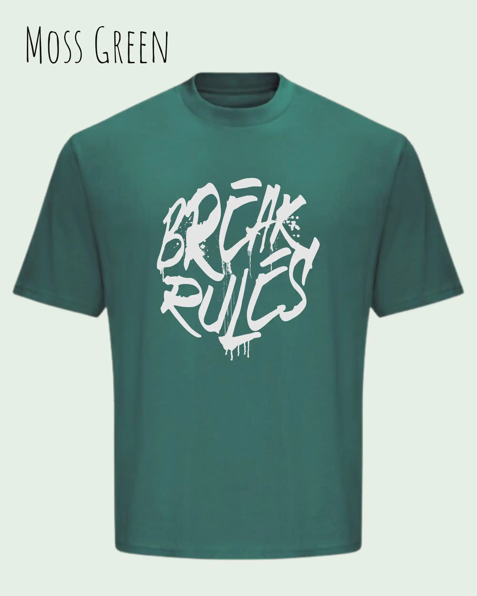 das bild zeigt ein oversized heavyweight design-t-shirt in der farbe moss green mit dem motiv break rules.