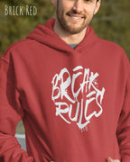 Mann trägt basic hoodie aus weicher baumwollmischung in farbe brick red mit break rules  motiv auf der Brust
