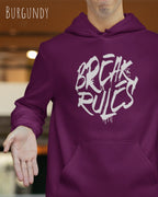 Mann trägt basic hoodie aus weicher baumwollmischung in farbe Burgund mit break rules motiv auf der Brust