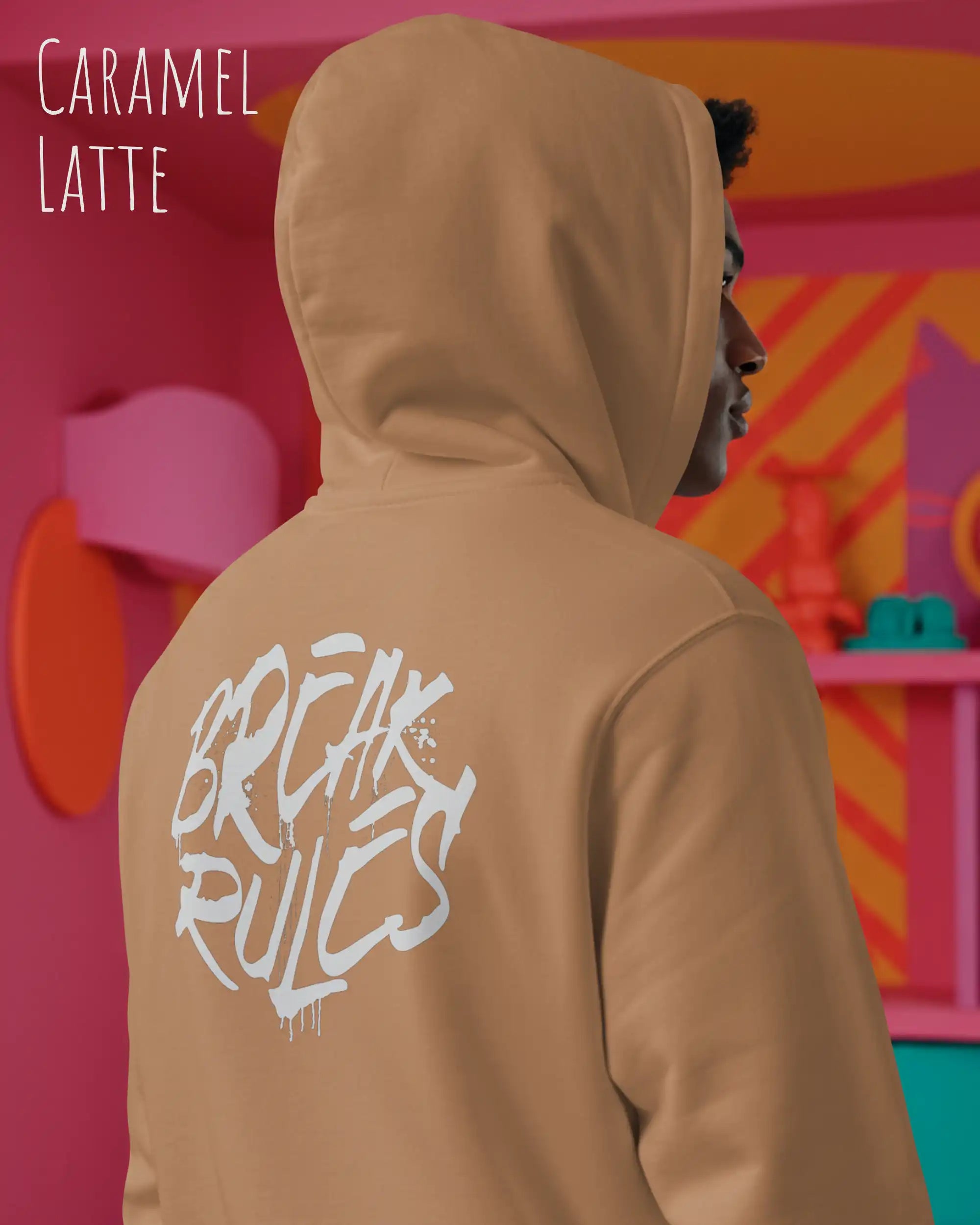Mann trägt basic hoodie aus weicher baumwollmischung in farbe caramel latte mit break rules motiv auf dem rücken