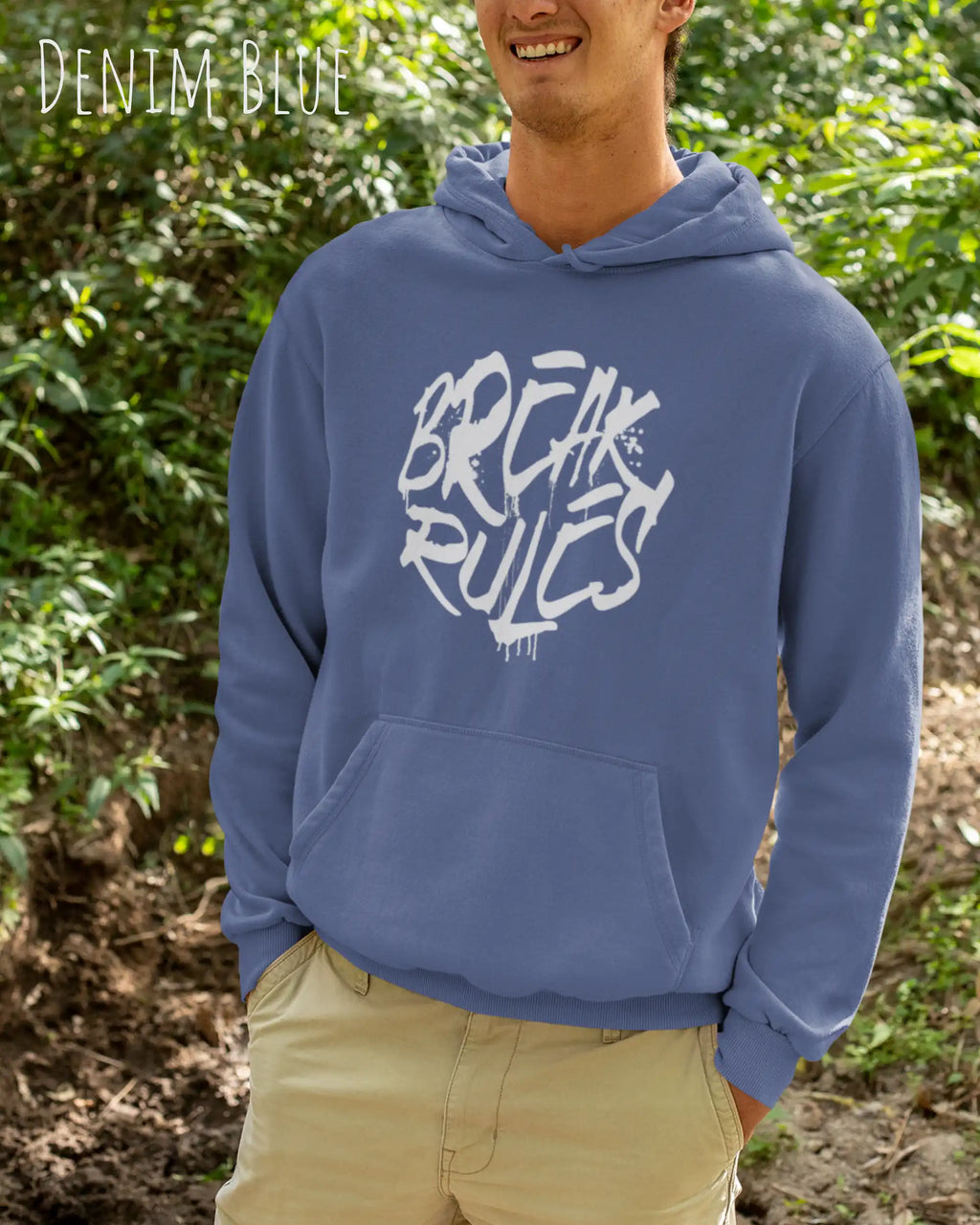 Mann trägt basic hoodie aus weicher baumwollmischung in farbe denim blue mit break rules motiv auf der Brust