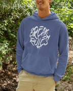 Mann trägt basic hoodie aus weicher baumwollmischung in farbe denim blue mit break rules motiv auf der Brust