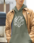 Mann trägt basic hoodie aus weicher baumwollmischung in farbe earthy green mit break rules motiv auf der Brust
