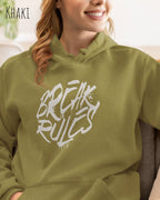 frau trägt basic hoodie aus weicher baumwollmischung in farbe khaki mit break rules motiv auf der Brust