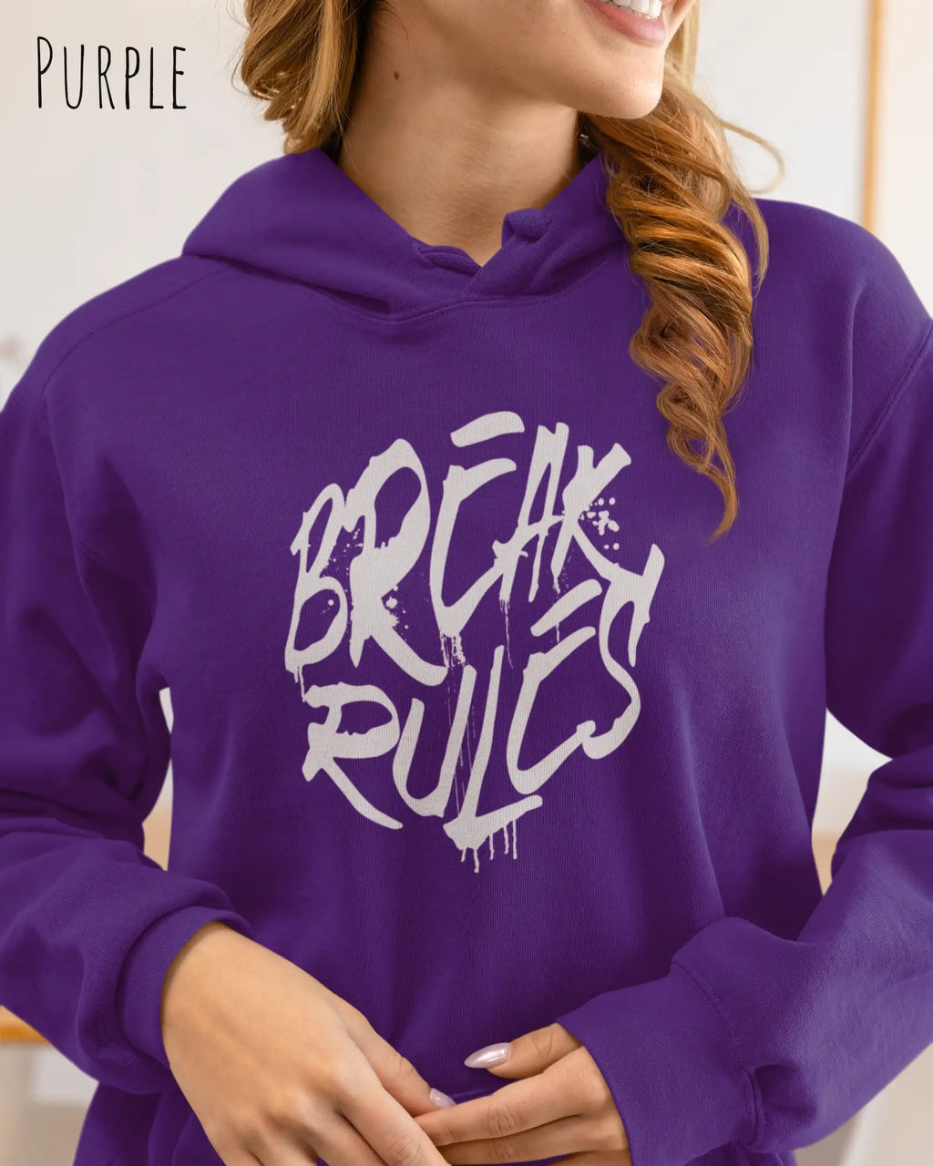 frau trägt basic hoodie aus weicher baumwollmischung in farbe purple mit break rules motiv auf der Brust