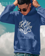 Mann trägt basic hoodie aus weicher baumwollmischung in farbe royal blue mit break rules motiv auf der Brust