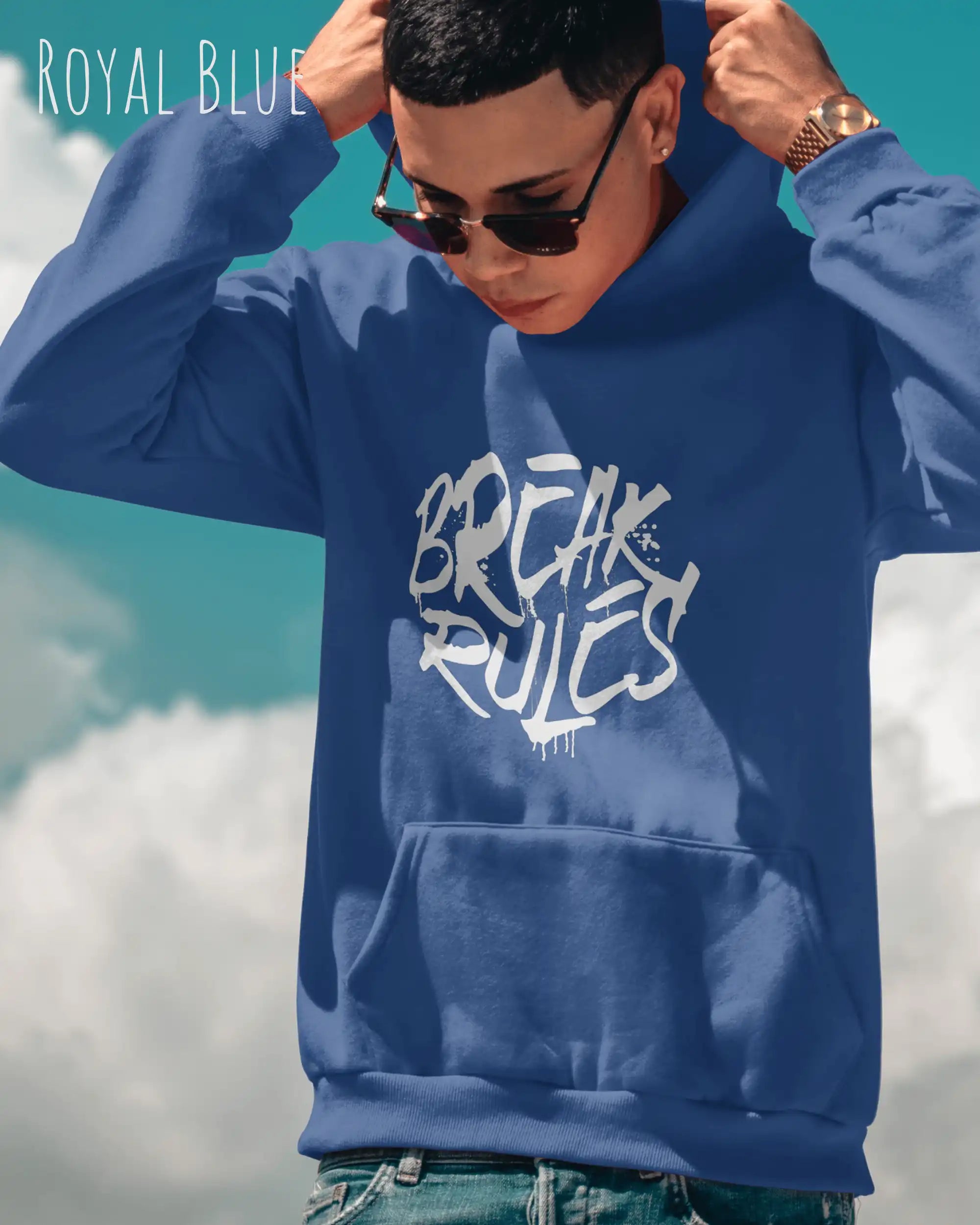 Mann trägt basic hoodie aus weicher baumwollmischung in farbe royal blue mit break rules motiv auf der Brust