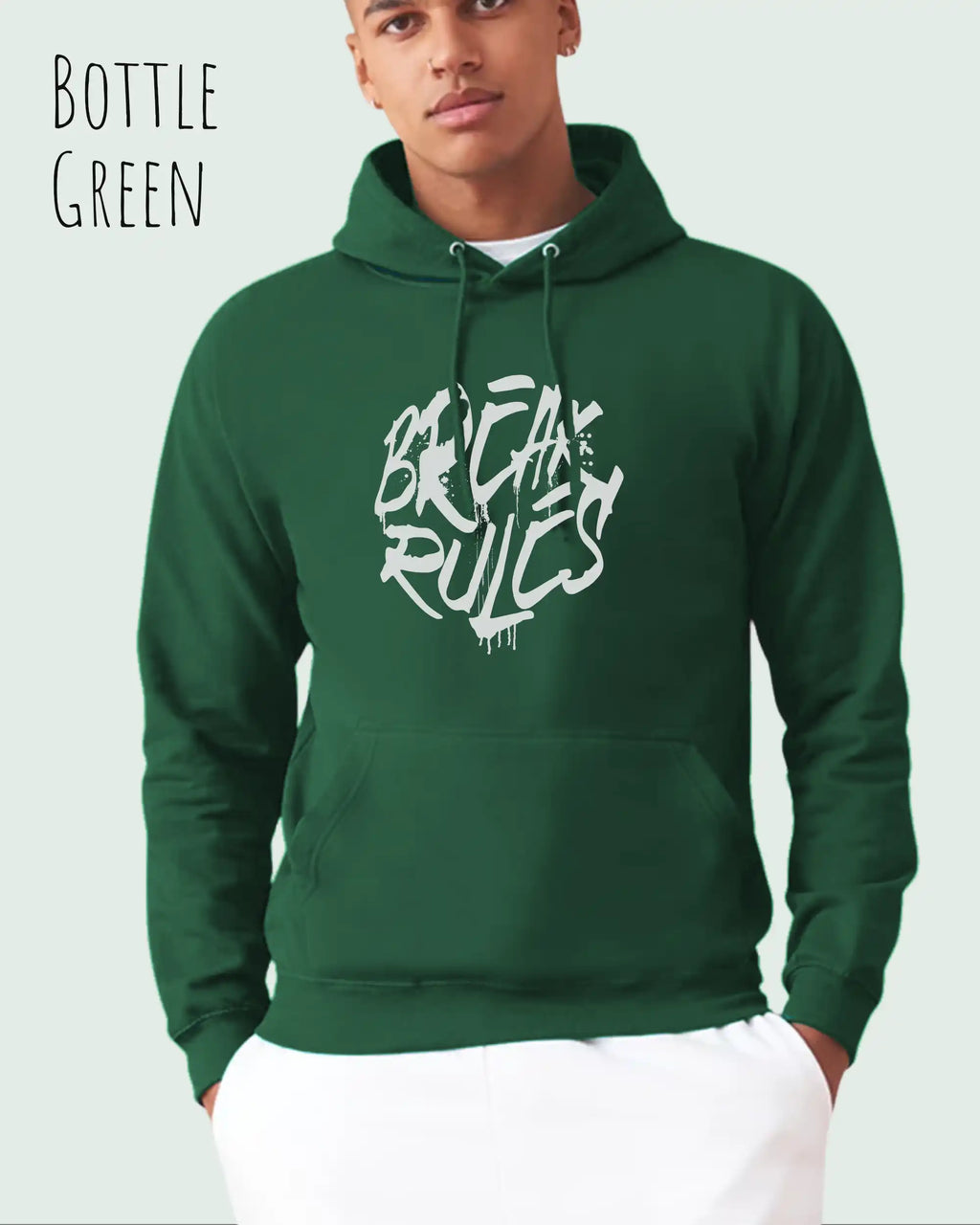 Mann trägt basic hoodie aus weicher baumwollmischung in farbe bottle green mit break rules motiv auf der Brust