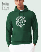 Mann trägt basic hoodie aus weicher baumwollmischung in farbe bottle green mit break rules motiv auf der Brust