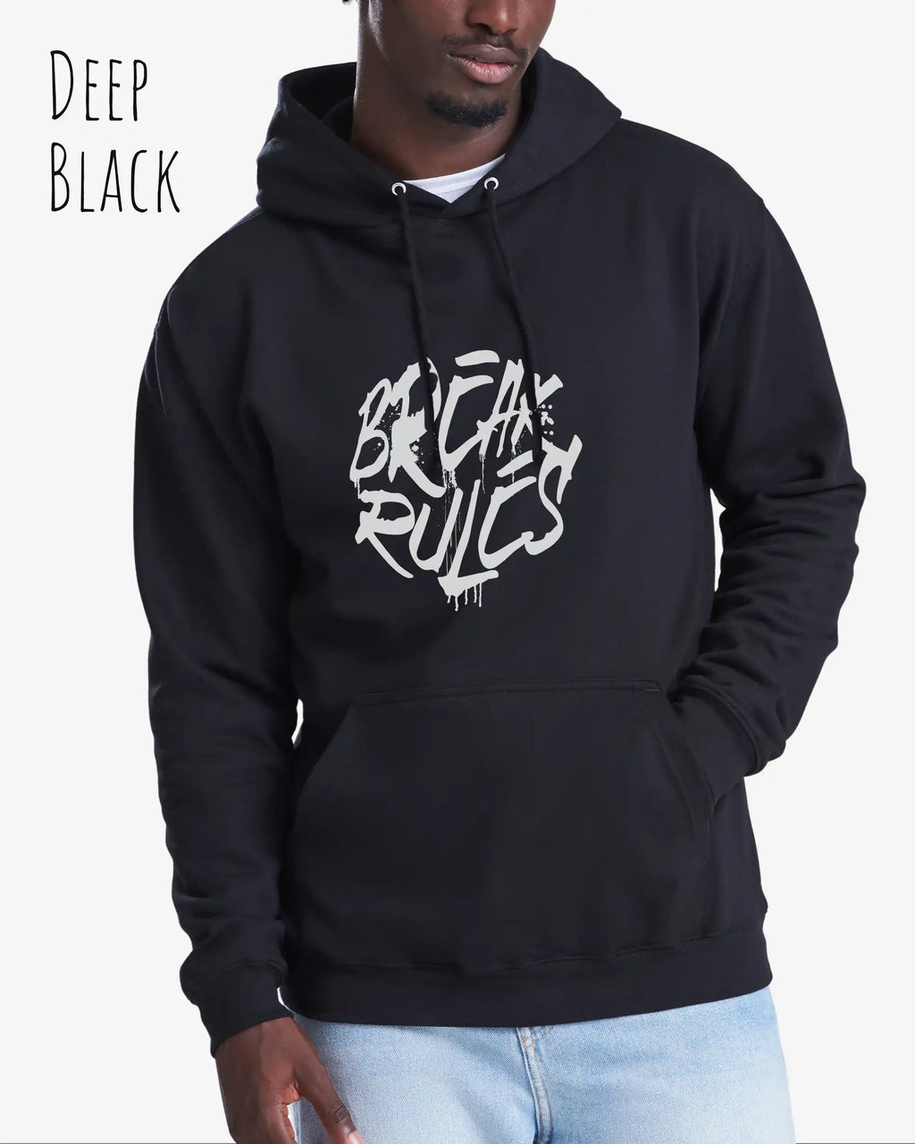 Mann trägt basic hoodie aus weicher baumwollmischung in farbe deep black mit break rules motiv 