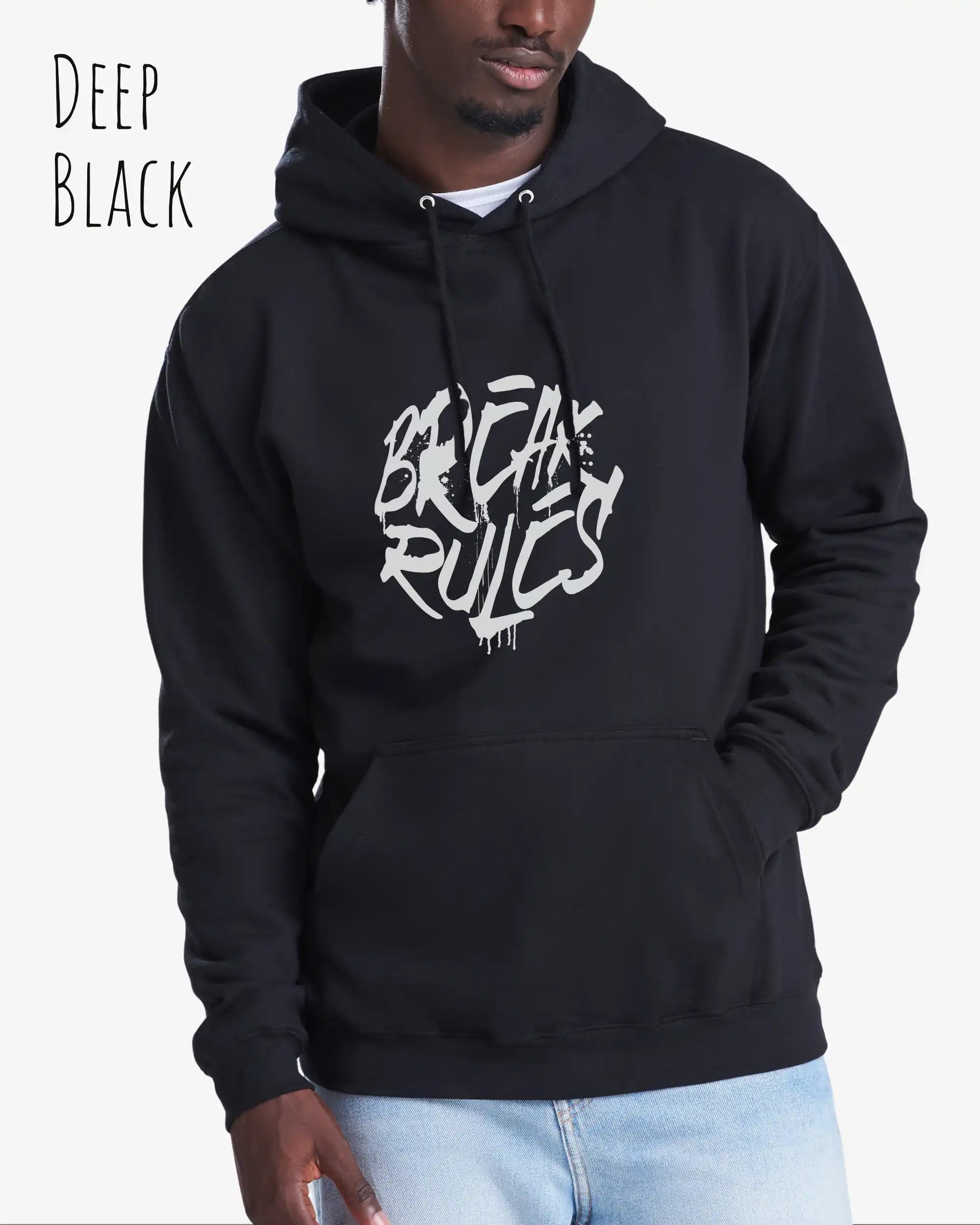Mann trägt basic hoodie aus weicher baumwollmischung in farbe deep black mit break rules motiv 