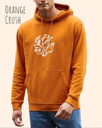Mann trägt basic hoodie aus weicher baumwollmischung in farbe orange crush  mit break rules motiv auf der Brust