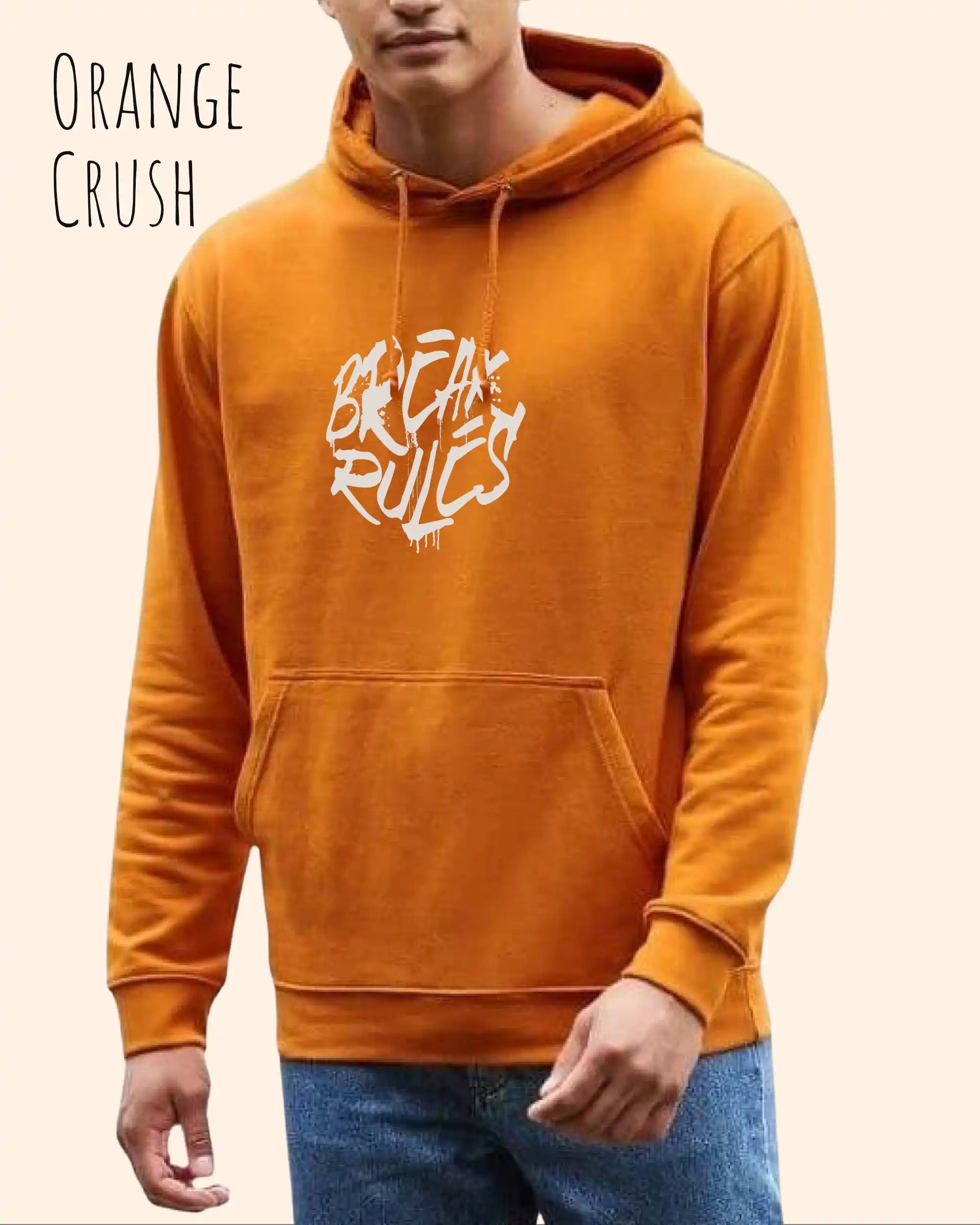 Mann trägt basic hoodie aus weicher baumwollmischung in farbe orange crush  mit break rules motiv auf der Brust