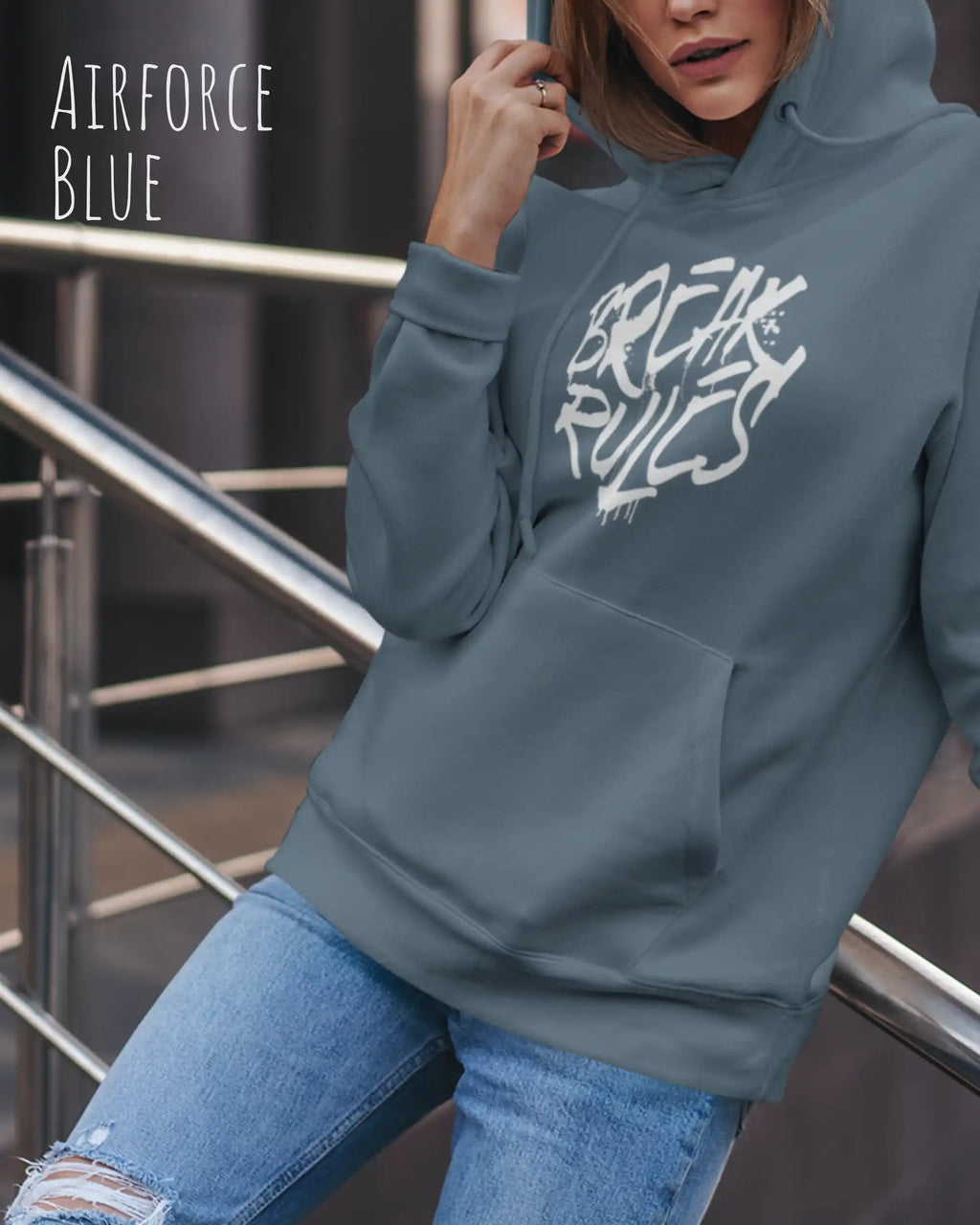 Der hochwertige Damen‑Hoodie JH001F verbindet moderne Typografie, weichen Stoff und einen angenehm femininen Schnitt. 