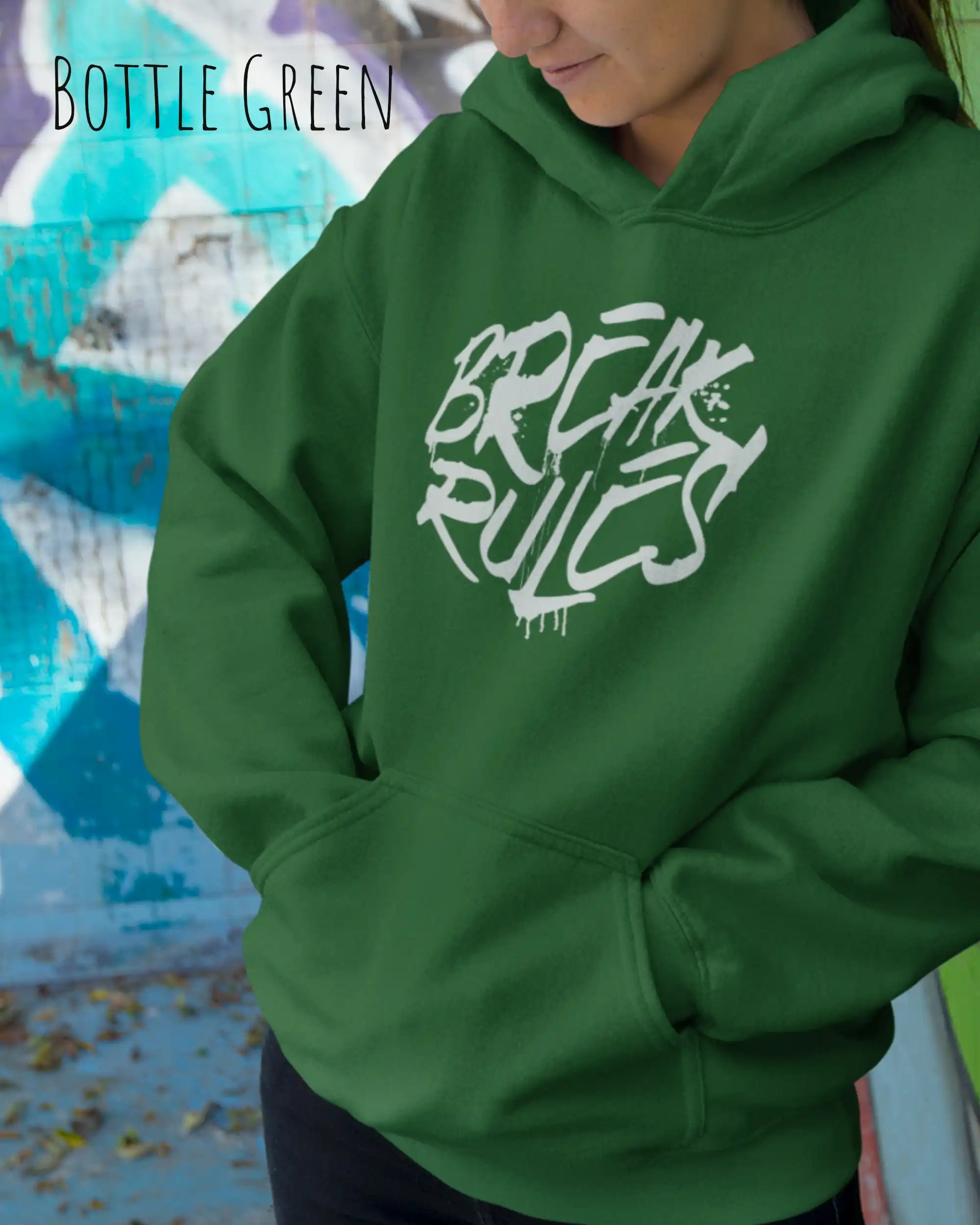 Frau trägt hoodie im feminine fit aus weicher baumwollmischung in farbe bottle green mit break rules motiv auf der Brust