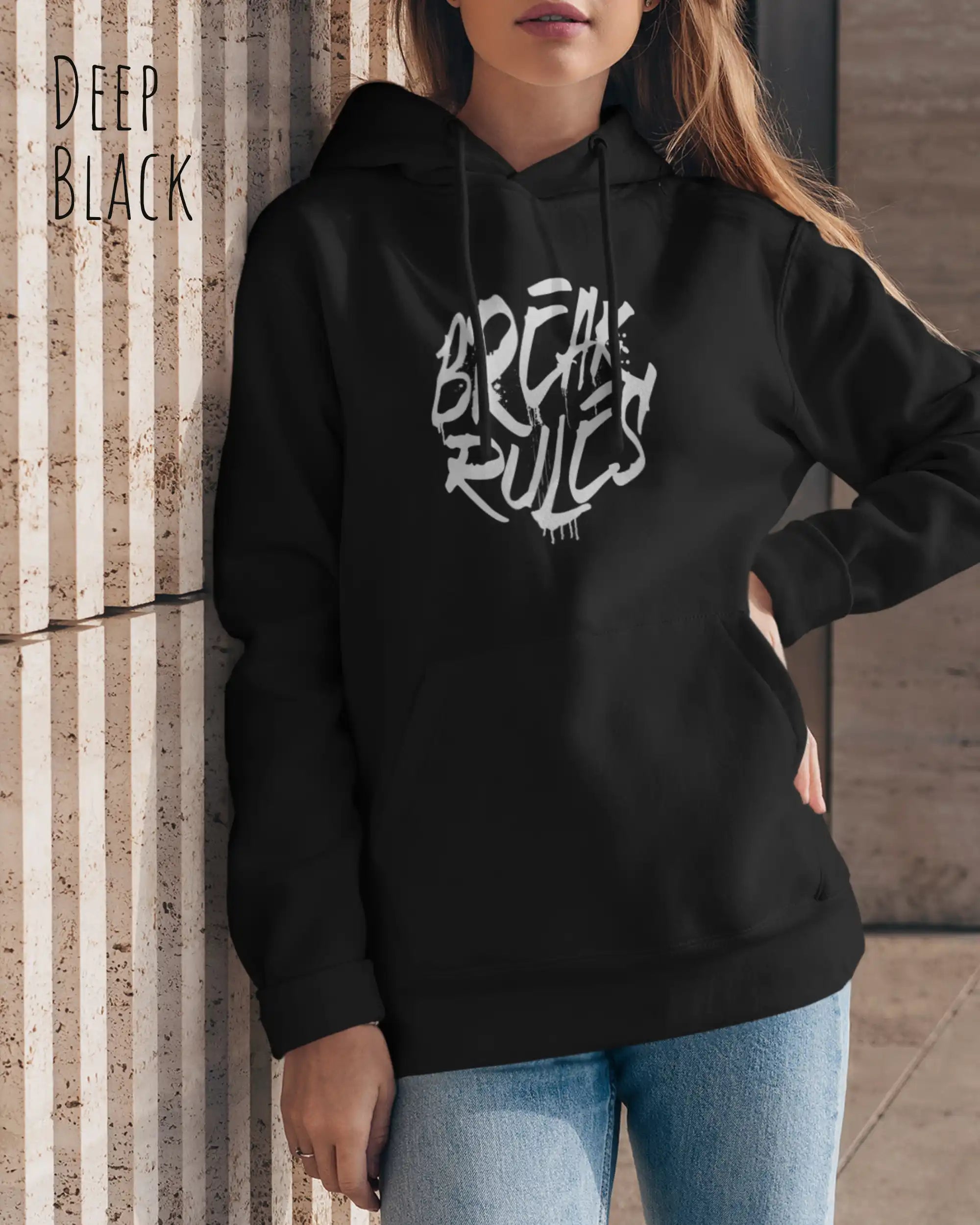Frau trägt hoodie im feminine fit aus weicher baumwollmischung in farbe deep black mit break rules motiv auf der Brust