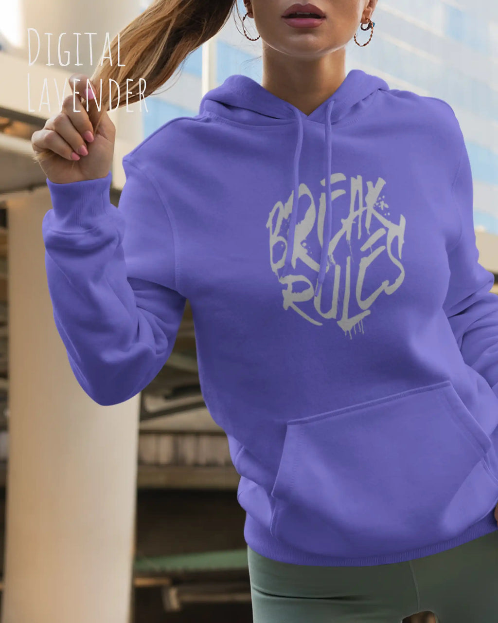 Frau trägt hoodie im feminine fit aus weicher baumwollmischung in farbe digital labender mit break rules motiv auf der Brust