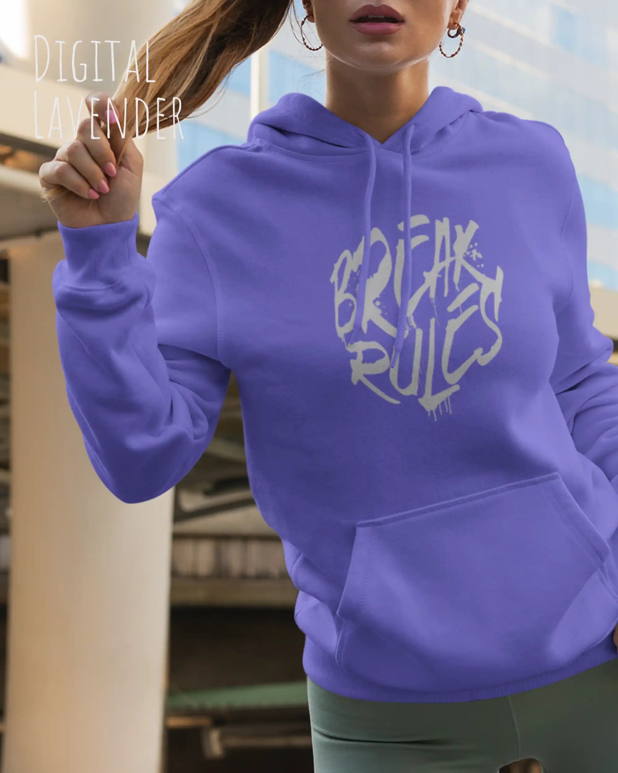 Frau trägt hoodie im feminine fit aus weicher baumwollmischung in farbe digital labender mit break rules motiv auf der Brust