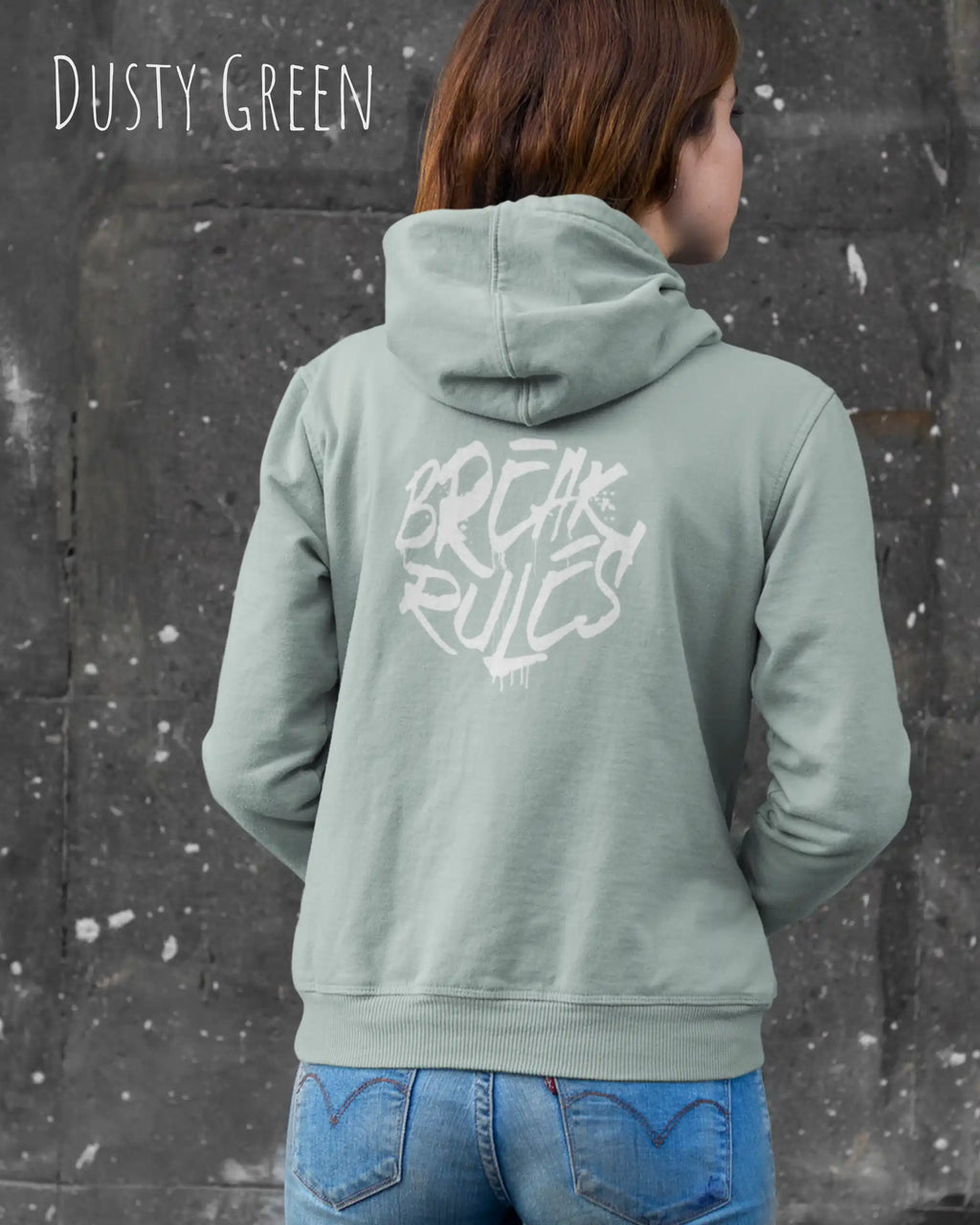 Frau trägt hoodie im feminine fit aus weicher baumwollmischung in farbe dusty green mit break rules motiv auf dem rücken