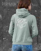 Frau trägt hoodie im feminine fit aus weicher baumwollmischung in farbe dusty green mit break rules motiv auf dem rücken