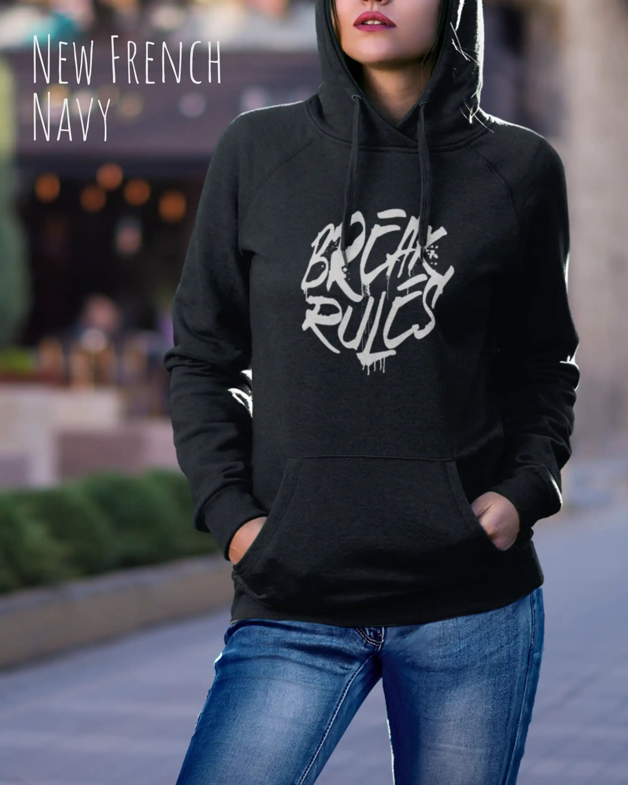 Frau trägt hoodie im feminine fit aus weicher baumwollmischung in farbe new fench navy mit break rules motiv auf der Brust