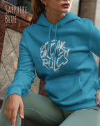 Frau trägt hoodie im feminine fit aus weicher baumwollmischung in farbe sapphire blue mit break rules motiv auf der Brust