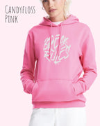 Frau trägt hoodie im feminine fit aus weicher baumwollmischung in farbe candyfloss pink mit break rules motiv auf der Brust